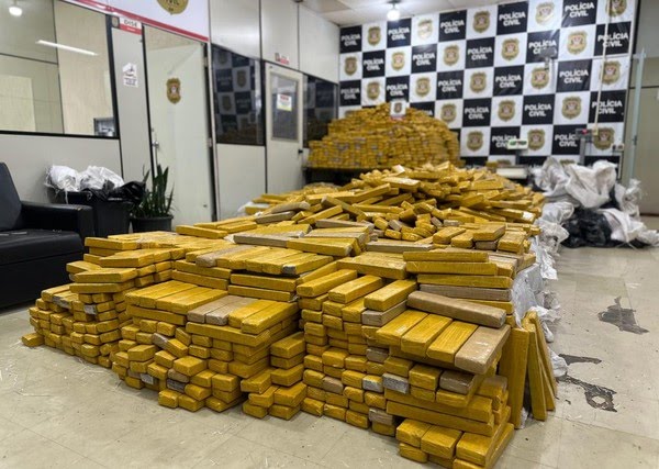 POLÍCIA CIVIL APREENDE 4,3 TONELADAS DE DROGA DENTRO DE UMA VAN E TAMBÉM ARMAZENADOS EM UM DEPÓSITO DE GÁS