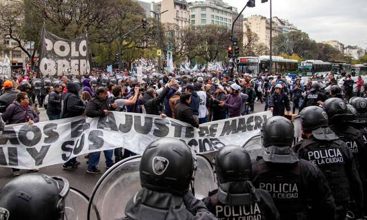 PROTESTO CONTRA FOME DESAFIOU ANTI-BLOQUEIO E ACABOU EM CONFRONTO NA ARGENTINA