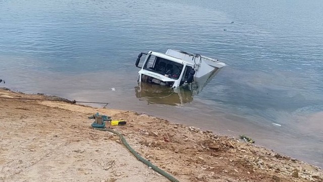 Caminhão da coleta de lixo cai em represa durante travessia de balsa