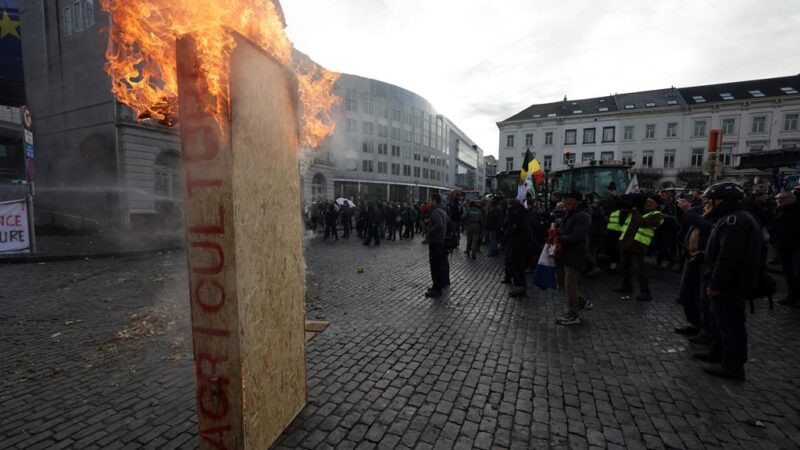 Caos em Bruxelas: Tratores e protestos tentam barrar acordo UE-Mercosul