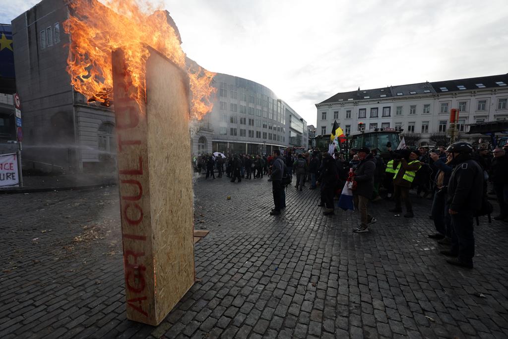 Caos em Bruxelas: Tratores e protestos tentam barrar acordo UE-Mercosul