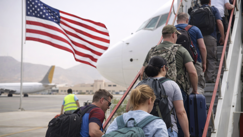 EUA pedem saída imediata de cidadãos americanos de quase 15 países após ataques e escalada de tensão