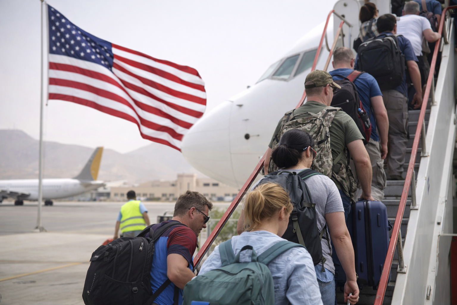 EUA pedem saída imediata de cidadãos americanos de quase 15 países após ataques e escalada de tensão