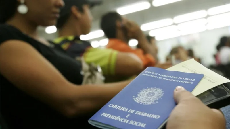 Taxa de desemprego sobe para 6,1% até março, mas mantém menor nível histórico para o período